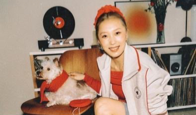 桌子上放着一盆植物

低可信度描述已自动生成